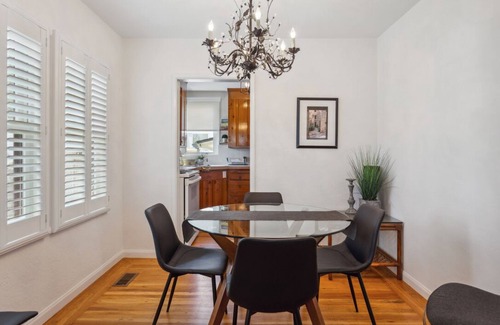East End House | Charming Detached House w/parking/King bed/W&D - walk to the beach!