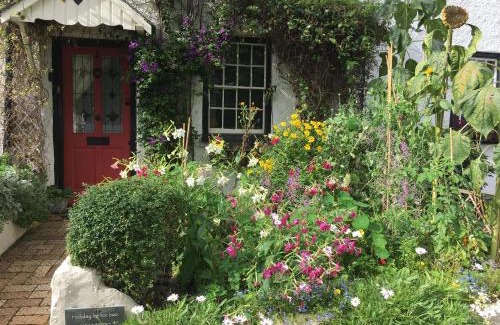 Kingsbridge House | Charming Devon Cottage near Quay-Rain Shower, Restaurants & Free Parking