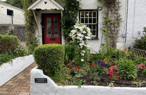 Kingsbridge House | Charming Devon Cottage near Quay-Rain Shower, Restaurants & Free Parking