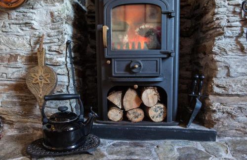 Kingsbridge House | Charming Devon Cottage near Quay-Rain Shower, Restaurants & Free Parking