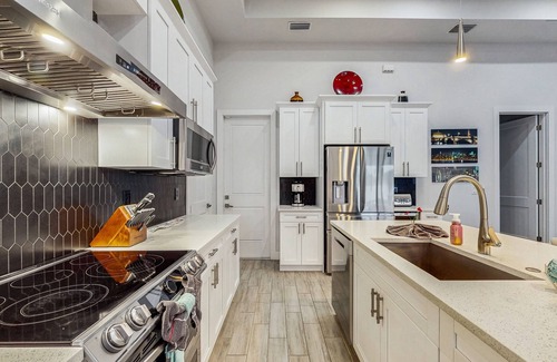 Trafalgar House | Charming dog-friendly home with pool, fireplace, fast WiFi, & washer/dryer