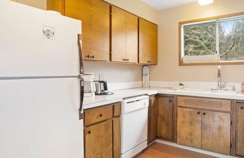 Long Beach Cabin | Charming, dog-friendly beach cabin w/ a full kitchen & great location!