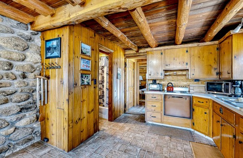 Jackson Cabin | Charming, dog-friendly cabin with an exercise room near golf course
