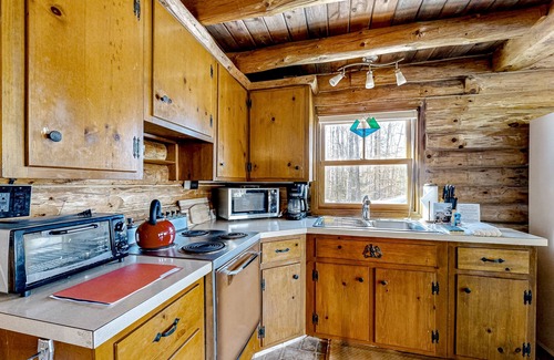 Jackson Cabin | Charming, dog-friendly cabin with an exercise room near golf course