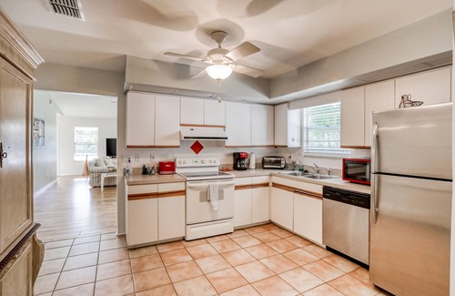 River District House | Charming dog-friendly home with enclosed yard, full kitchen & washer/dryer