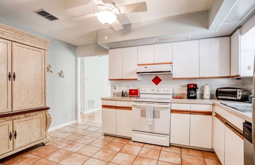 River District House | Charming dog-friendly home with enclosed yard, full kitchen & washer/dryer