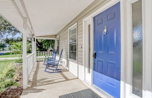 River District House | Charming dog-friendly home with enclosed yard, full kitchen & washer/dryer