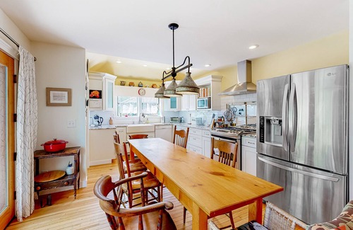 Mountainaire House | Charming dog-friendly home with patio, full kitchen, enclosed yard, & W/D