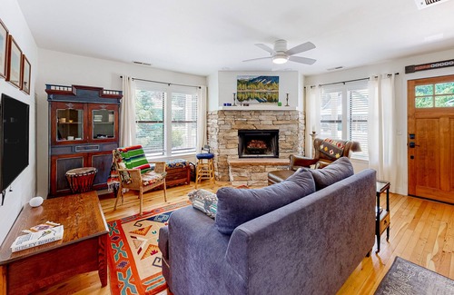 Mountainaire House | Charming dog-friendly home with patio, full kitchen, enclosed yard, & W/D