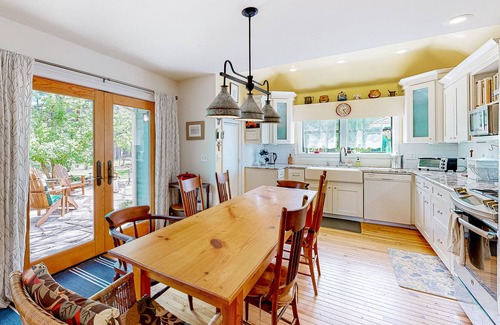 Mountainaire House | Charming dog-friendly home with patio, full kitchen, enclosed yard, & W/D