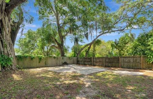 Bayou Oaks Apartment | Charming, dog-friendly cabana in great location with WiFi & large yard