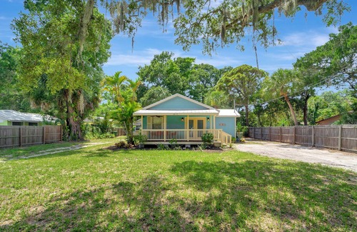 Bayou Oaks Apartment | Charming, dog-friendly cabana in great location with WiFi & large yard