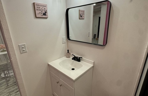 Lebanon Apartment | Charming Dolly Themed Studio on beautiful 40 Acres in Lebanon TN near Nashville