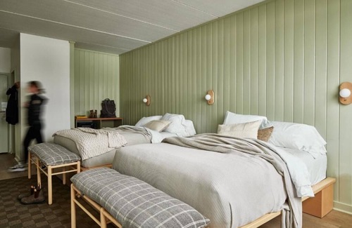 Lake Placid Hotel | Charming Double Queen Room l Bluebird Lake Placid
