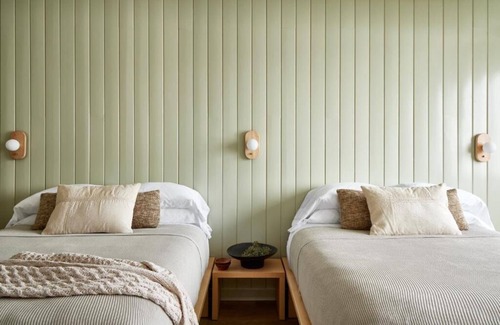 Lake Placid Hotel | Charming Double Queen Room l Bluebird Lake Placid