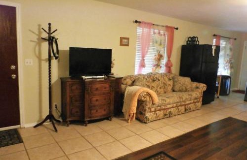 Oakhurst Apartment | Charming Downstairs Unit