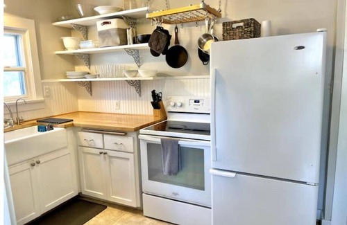 Hillsboro House | Charming Downtown Home, fully fenced yard, pet friendly!