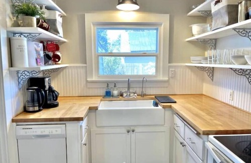 Hillsboro House | Charming Downtown Home, fully fenced yard, pet friendly!