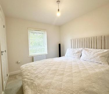 Preston House | Charming En-suite Bedroom