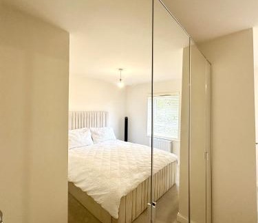 Preston House | Charming En-suite Bedroom