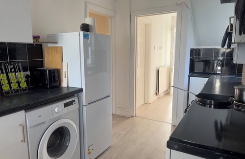 Llandaff North House | Charming end of Terrace with Free Parking