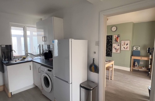 Llandaff North House | Charming end of Terrace with Free Parking