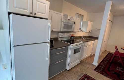 North Vancouver House | Charming entire 1 bedroom rental suite in North Vancouver
