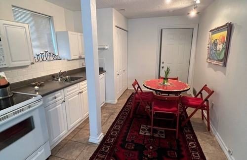North Vancouver House | Charming entire 1 bedroom rental suite in North Vancouver