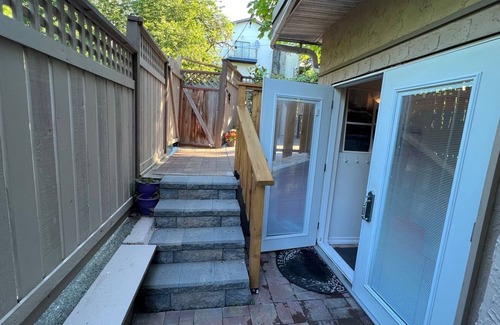 North Vancouver House | Charming entire 1 bedroom rental suite in North Vancouver