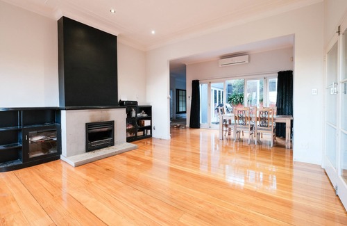 Greenlane House | Charming Entire Greenlane House