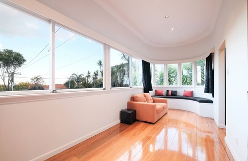 Greenlane House | Charming Entire Greenlane House