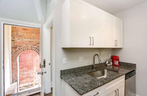 Midtown Apartment | Charming Escape | Queen Bed Comfort