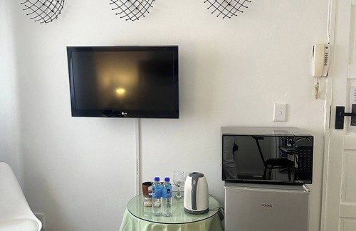 Greater Johannesburg Metropolitan Area Apartment | Charming Executive Studio, Solar Power, Wifi