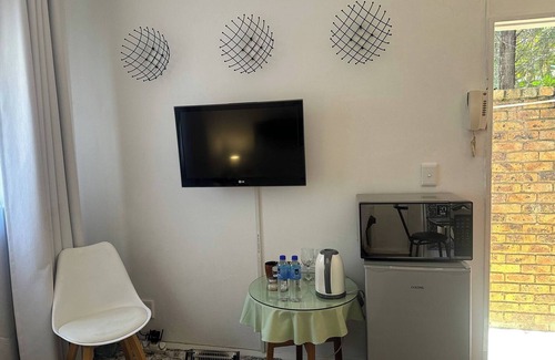 Greater Johannesburg Metropolitan Area Apartment | Charming Executive Studio, Solar Power, Wifi