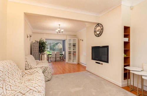 Watford House | Charming Family-Friendly Home Pass the Keys
