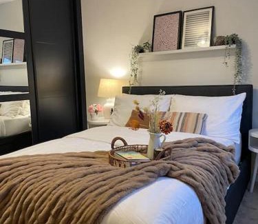 Henley House | Charming Family Home with Gym