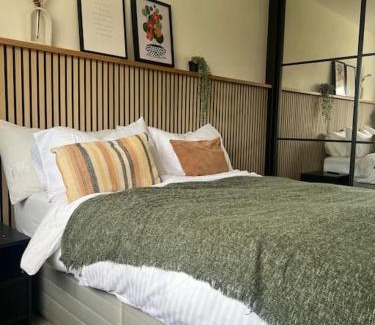 Henley House | Charming Family Home with Gym
