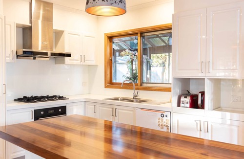 Glen Waverley House | Charming Family Home near Glen w AMAZING TEAHOUSE
