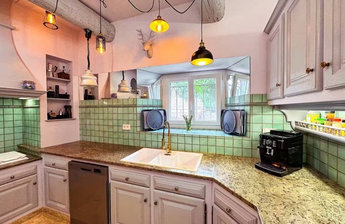 Caux House | Charming family home in the heart of the vineyards - Private park & swimming pool