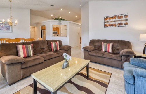 Wellington House | Charming Family Home, Private Pool, Disney 14miles