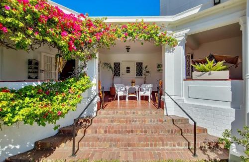 Three Anchor Bay House | Charming Family Home