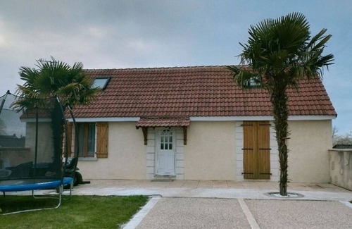 Chateauroux House | Charming Family House with Swimming Pool and Jacuzzi