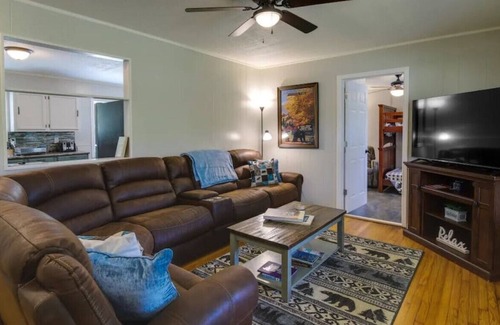 Dandridge House | Charming Family Lakeview Cottage| 3 min to lake