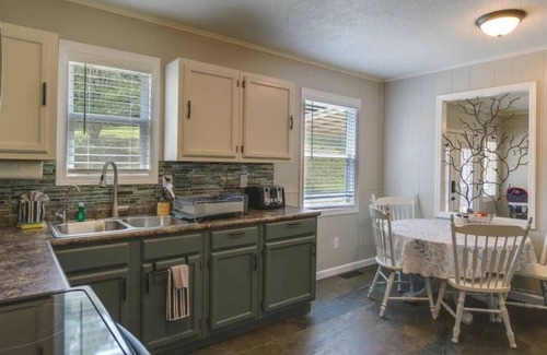 Dandridge House | Charming Family Lakeview Cottage| 3 min to lake