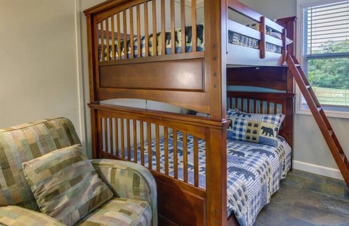 Dandridge House | Charming Family Lakeview Cottage| 3 min to lake