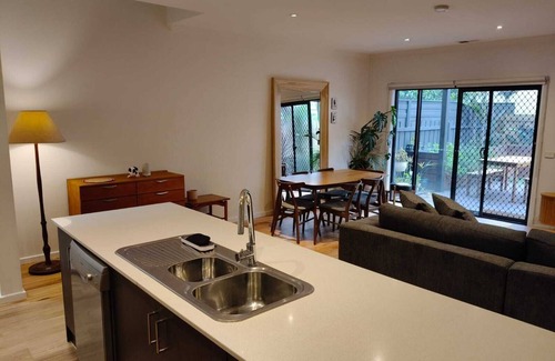 Newport House | Charming Family Retreat with Private Garden - Close to Beach and City