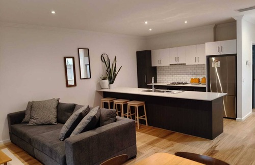 Newport House | Charming Family Retreat with Private Garden - Close to Beach and City