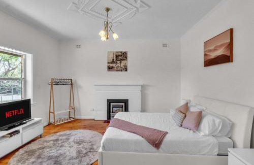 Glenunga House | Charming Family Retreat with Arcade - Glenunga