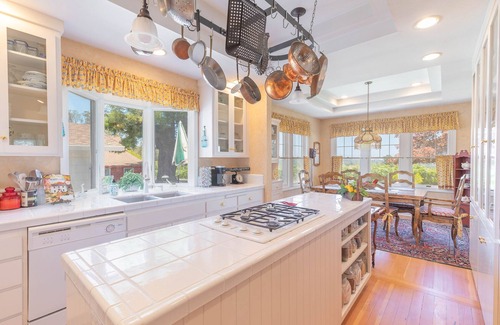 Graton House | Charming Farm House In The Vineyards On Over 12 Acres