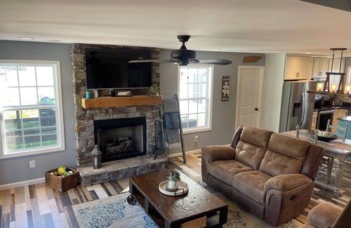 Strawberry Plains House | Charming Farmhouse Retreat in welcoming Strawberry Plains